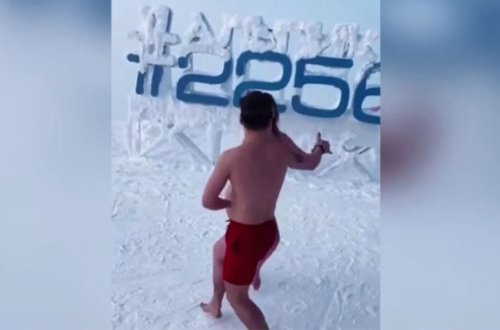 Yarıçılpaq rus turistlər buz üstdə oynadılar - VİDEO