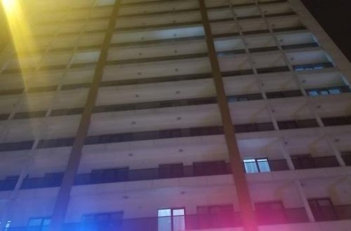 3 oğlanla otelə gedən qız özünü atıb öldürdü - FOTO/VİDEO