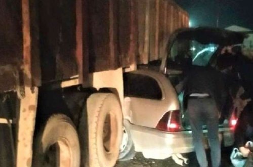 Azərbaycanda dəhşətli qəza - avtomobil yük maşınının altında qaldı - FOTO