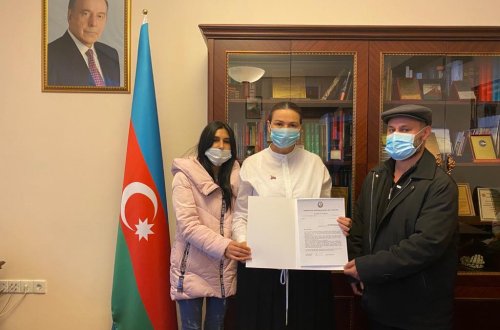 Qənirə Paşayeva şəhid mədəniyyət işçisinin ailəsi ilə görüşüb