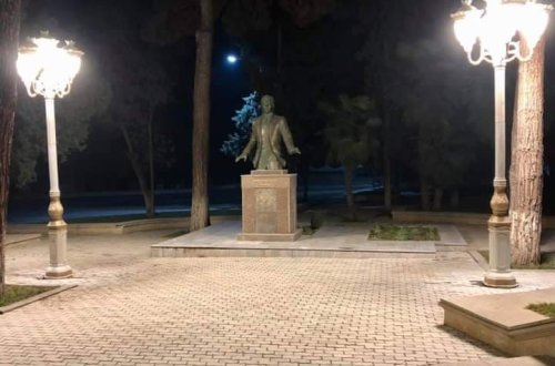 Qəmbər Hüseyinlinin məzarüstü büstünün ətrafındakı taxta hasar götürüldü,  yeni işıqlandırma sistemləri quraşdırıldı - FOTO