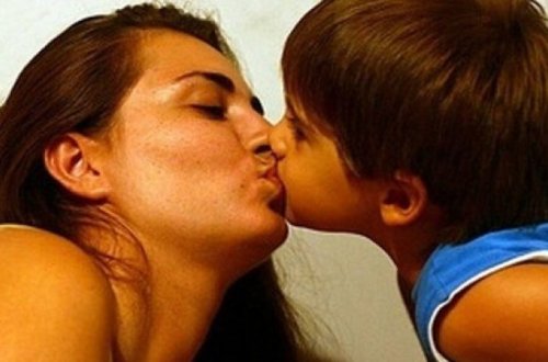 Uşağını dodağından öpən valideynlərin nəzərinə!