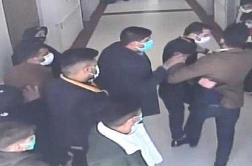 Tibb işçisi xəbərdarlıq etdi, 20 nəfər tərəfindən döyüldü - FOTO