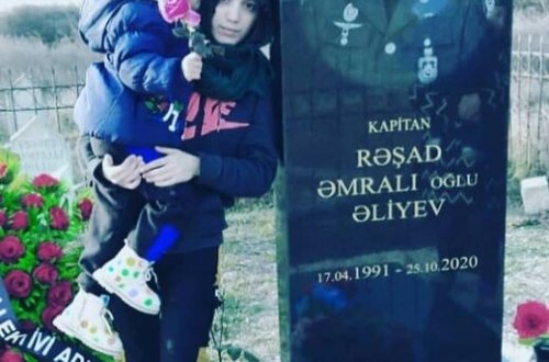 Şəhid xanımının yoldaşının məzar daşı ilə çəkdirdiyi fotoda DİQQƏT ÇƏKƏN MƏQAM