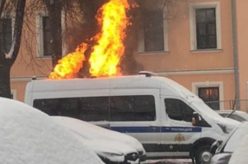 Polis mikroavtobusu alışıb yandı - FOTO/VİDEO