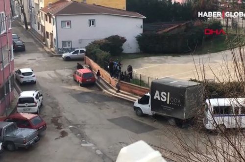 Küçəyə çıxma qadağasına rəğmən futbol oynayan uşaqların polisdən qaçma anları - VİDEO