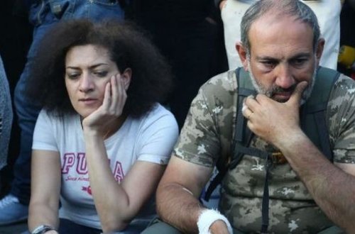 Paşinyanın arvadı Los-Ancelesdə satqın kimi qarşılandı: “Başını aşağı əyib, qızararaq getdi”