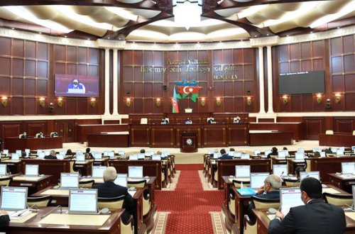 Parlamentdə kadr dəyişiklikləri