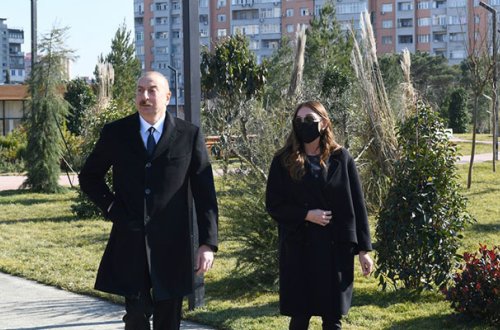 Prezident xanımı ilə yeni parkı gəzdi - Fotolar