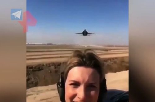 Alçaqdan uçan qırıcı təyyarə çəkiliş heyətinin həyatına təhlükə yaratdı - VİDEO