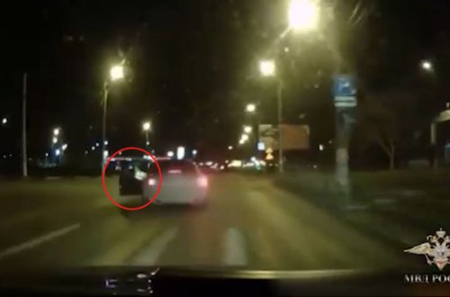 Müfəttiş sərxoş sürücünün hərəkətdə olan avtomobilinə atıldı - VİDEO