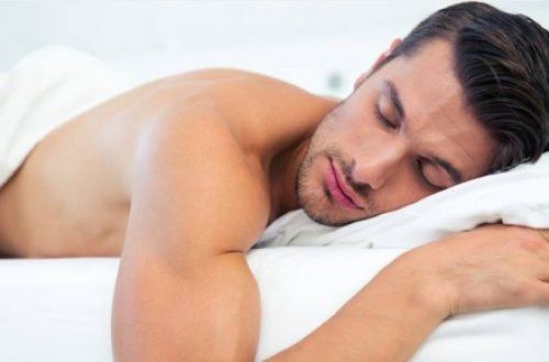 Çılpaq yatmağın vacib faydaları: İntim münasibətə xeyir imiş...