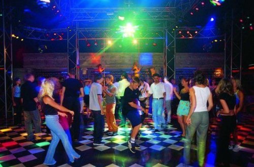 Diskotekada qızları döydü, üç il həbs cəzası aldı - VİDEO