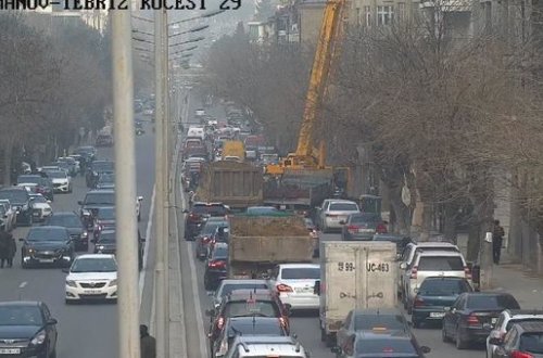 В Баку подъемный кран парализовал движение на дороге - ФОТО