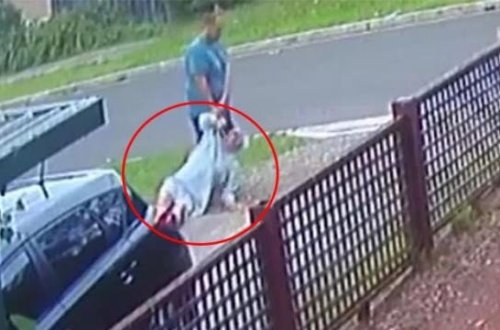 Atasını yerlə sürüyüb, maşınla üstündən keçdi - VİDEO