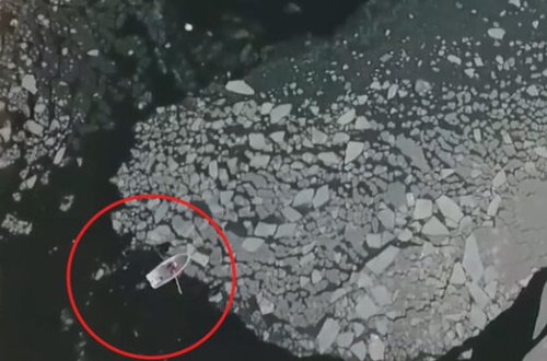 Buzdan adaları qayıqla itələyərək 