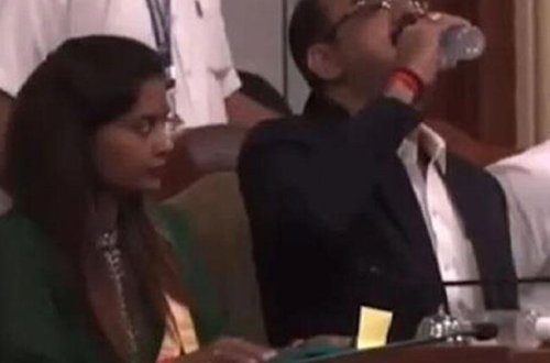 Su sanıb içdi, gerçəyi biləndə özünü də gülmək tutdu - İclasda maraqlı anlar - VİDEO