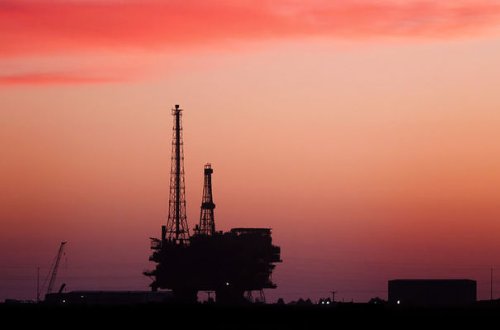 Neftin qiyməti bir il sonra yenidən 59 dolları ötdü