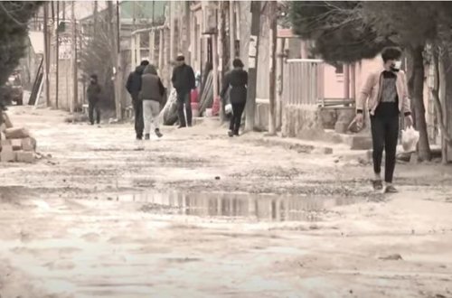 Suraxanıda yaranan gölməçələr sakinlərin hərəkətinə mane olur - VİDEO