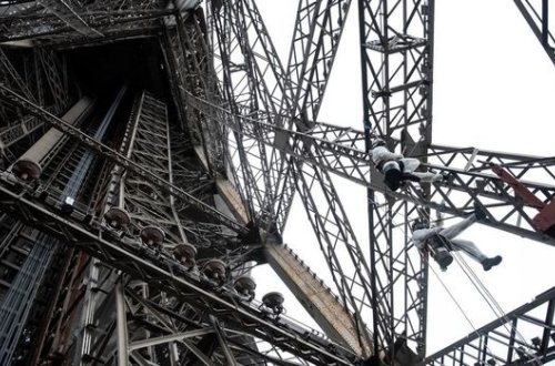 Parisdə Eyfel qülləsinin rənglənməsinə başlanılıb - VİDEO