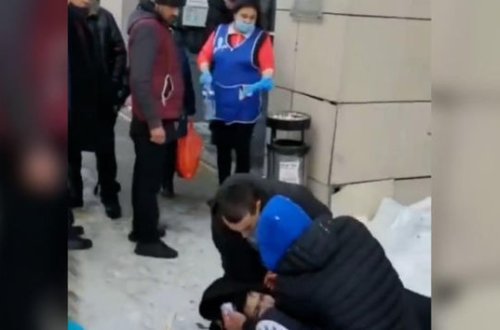 Rusiyada binanın damından düşən buz parçası piyadanı ağır yaraldı - VİDEO