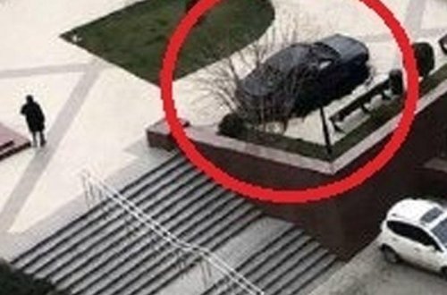 Bakıda maşın parka girərək aşdı