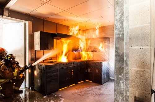 Bakıda çoxmərtəbəli binada yanğın: İki nəfər zəhərləndi