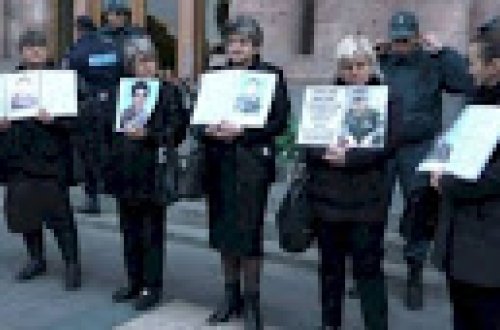 Ermənistanda əsgər anaları üsyan edir - Yüzlərlə hərbçinin ölümü gizlədilir