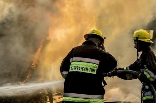 Два человека спасены при пожаре в бакинской многоэтажке