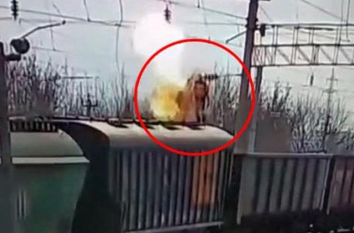 Vaqonun üstündə oynayan uşağı 