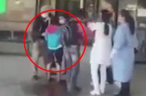 Doğum evinə buraxılmayan qadın uşağı küçədə dünyaya gətirdi - VİDEO - FOTO