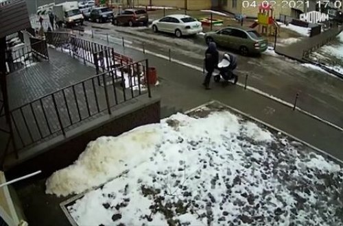 Binanın pəncərəsindən uşaq arabasının üzərinə düşdü, hər ikisi öldü – VİDEO