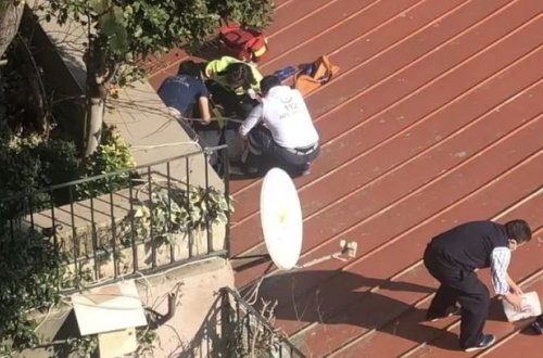 İstanbulda eyvandan yıxılan qadını peyk anteni xilas etdi – FOTO/VİDEO