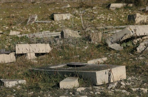 Cəbrayıldakı məzarlıqları görən səfir göz yaşlarına hakim ola bilmədi