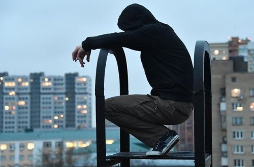 Novxanıda 20 yaşlı gənc özünü asıb