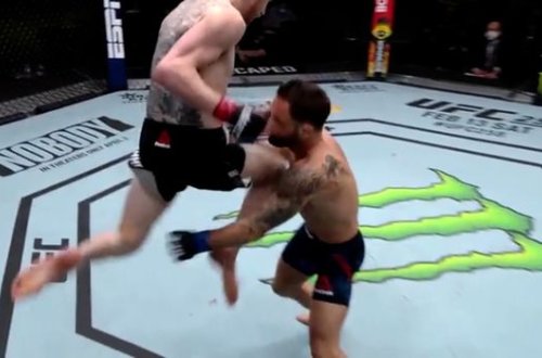 Havada diz zərbəsilə rəqibini nokauta göndərdi - VİDEO