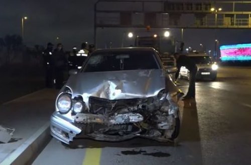 В Баку произошло ДТП, есть пострадавшие - ВИДЕО