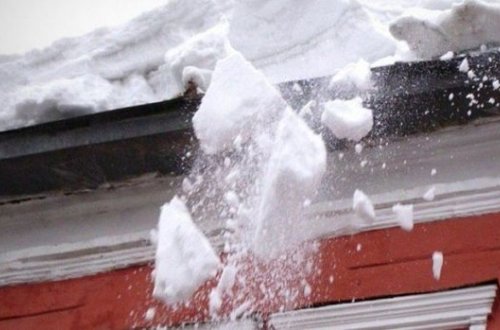 Rusiyada binanın damından düşən qar dörd nəfərin ölümünə səbəb oldu