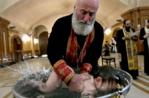 “Xaç suyu“na salınan körpə soyuqlayıb öldü