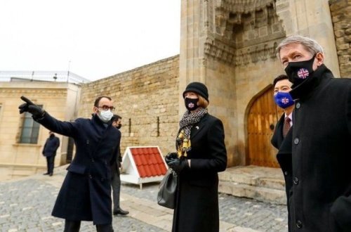 Britaniyalı nazir İçərişəhəri ziyarət edib - FOTO