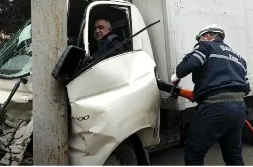 Bakıda maşında sıxılıb qalan sürücü belə çıxarıldı — VİDEO