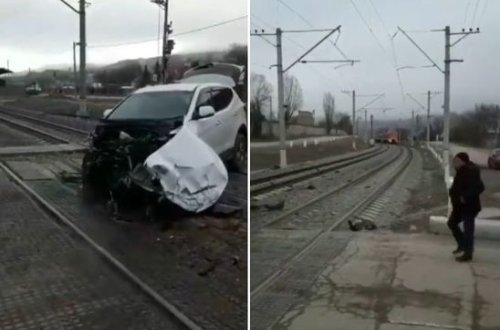 SON DƏQIQƏ! Qatarla toqquşan minik avtomobilinin sürücüsü sağ qaldı - FOTO/VİDEO