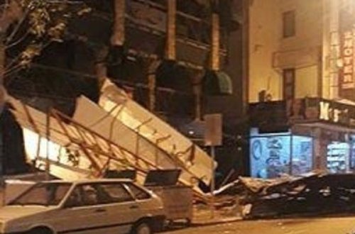 İstanbulda fırtına dam örtüklərini uçurdu - VİDEO