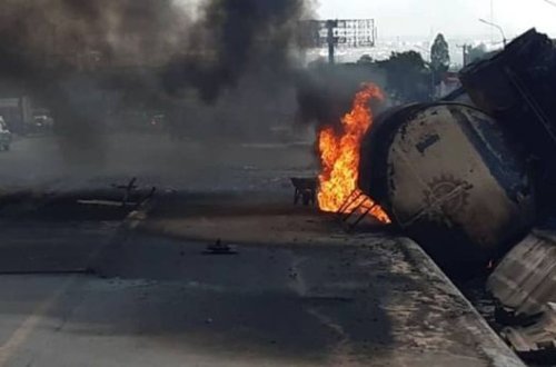 Yola tökülən yanacağı toplamağa çalışan onlarla şəxs yanaraq öldü