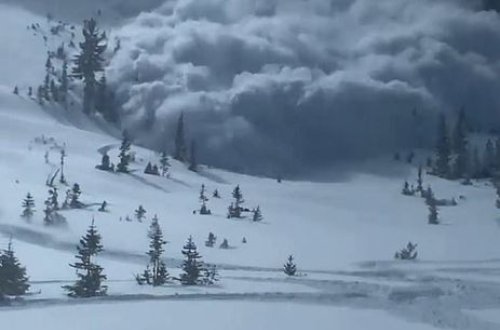 Туристы сняли на видео надвигающуюся на них лавину - ВИДЕО
