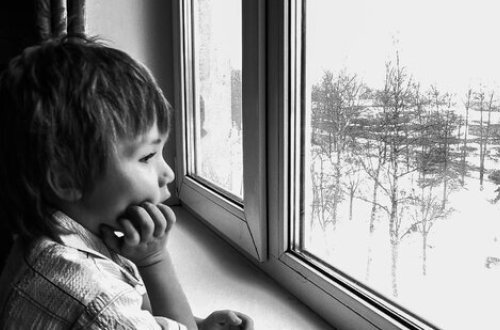 Azərbaycanda ana 3 övladını uşaq evinin qarşısında ATIB GETDİ - VİDEO