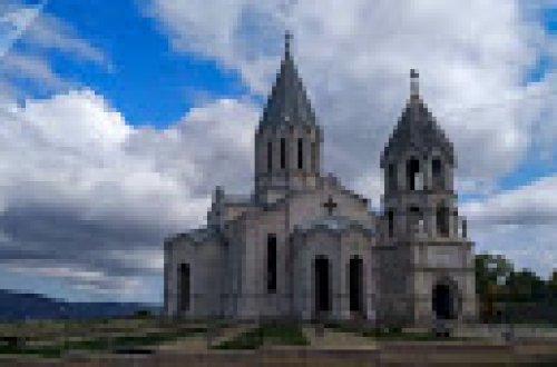 Qarabağda cinayətkar nasistə heykəl qoyulub, rus kilsələri isə dağıdılıb