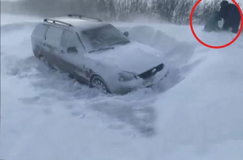 Qazaxıstanda onlarla insan qarın əsarətində qaldı - VİDEO