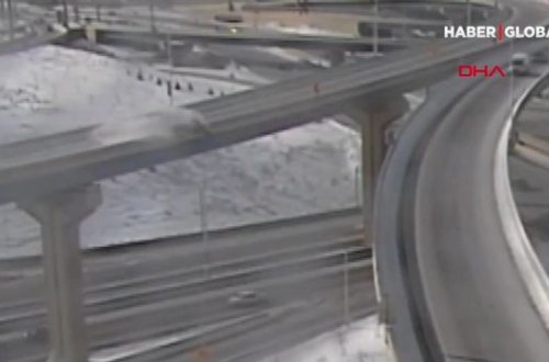 Minik avtomobili körpüdən aşaraq magistral yolun üzərinə düşdü - VİDEO