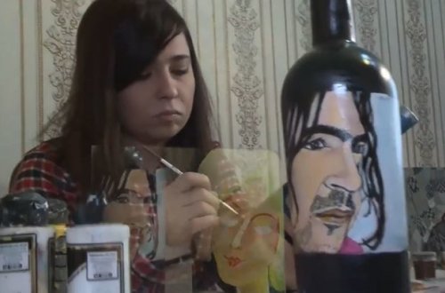 Художница превращает бутылки, доски и зеркала в произведения искусства - ВИДЕО